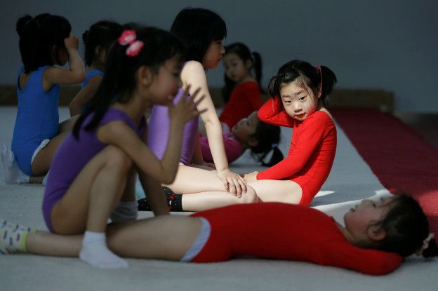 Cada vez hay menos padres dispuestos a llevar a sus hijos a estas rigorosas escuelas, muchas de las cuales han tenido que cerrrar sus puertas en la última década.
