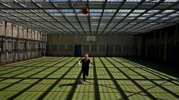En las instalaciones de la antigua prisión hay gimnasios y canchas de baloncesto.