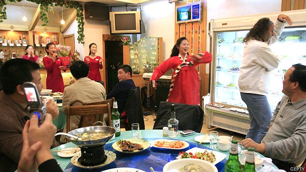 Camareras en un restaurante norcoreano en China 