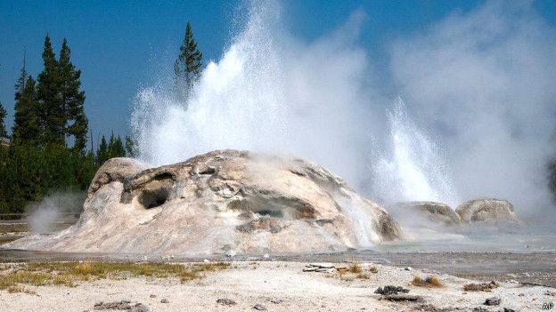 Grotto Geyser o Géiser de la Gruta, en 2012
