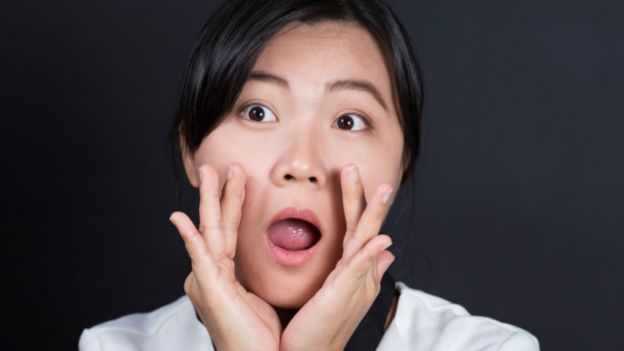 Una persona como gritando