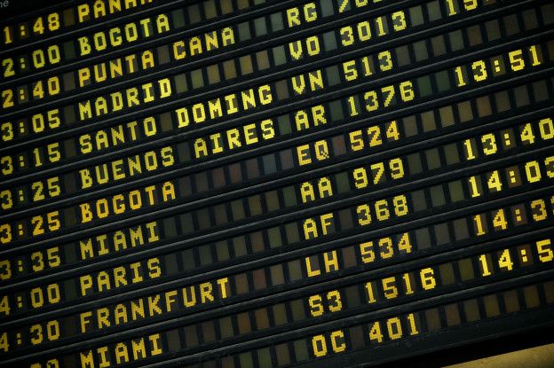 Pantalla de vuelos del aeropuerto de Maiquetía, que sirve a Caracas