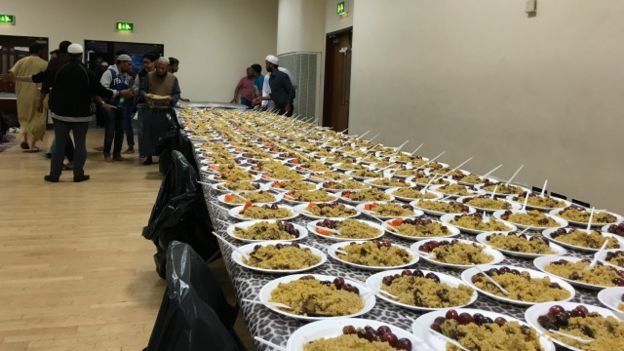 Nasi biryani dengan daging ayam atau daging kambing disediakan untuk mereka yang ingin berbuka puasa.