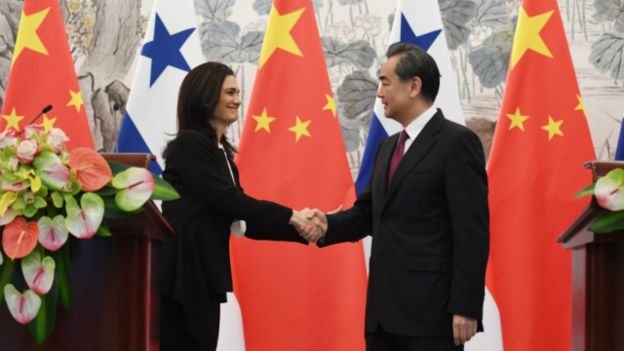 Los ministros de Relaciones Exteriores de Panamá y China, Isabel de Saint Malo y Wang Yii.