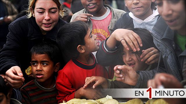 Niños sirios recibiendo comida