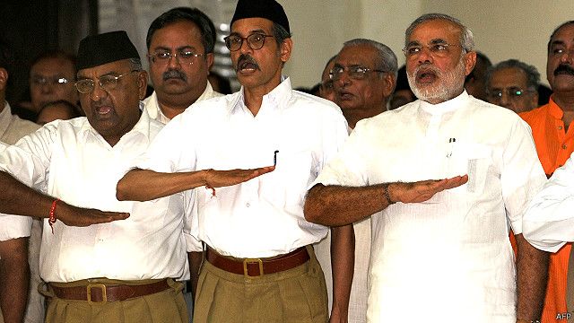 आरएसएस के कैंप में नरेंद्र मोदी