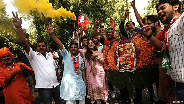 भाजपा कार्यालय के बाहर जश्न मनाते समर्थक