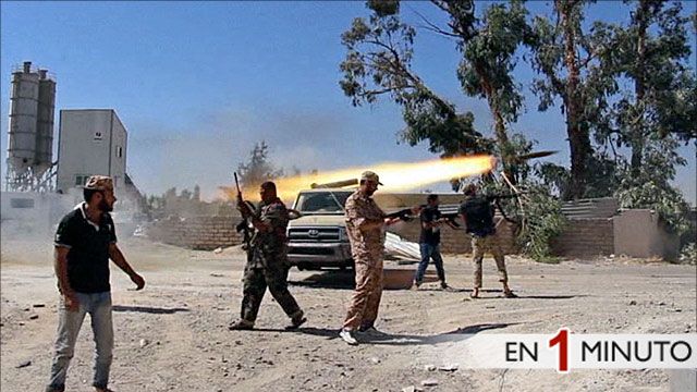 Integrantes de la la brigada islamica Misarata abren fuego contra el aeropuerto de Trípoli