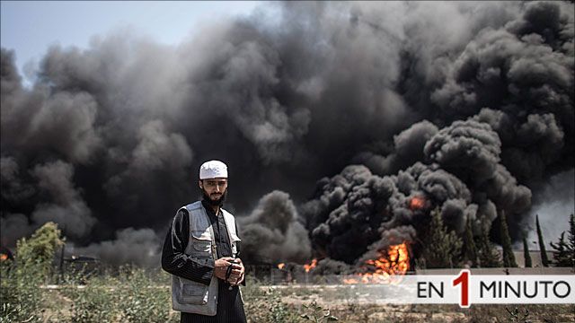 Palestino en fente de una instalación eléctrica en llamas