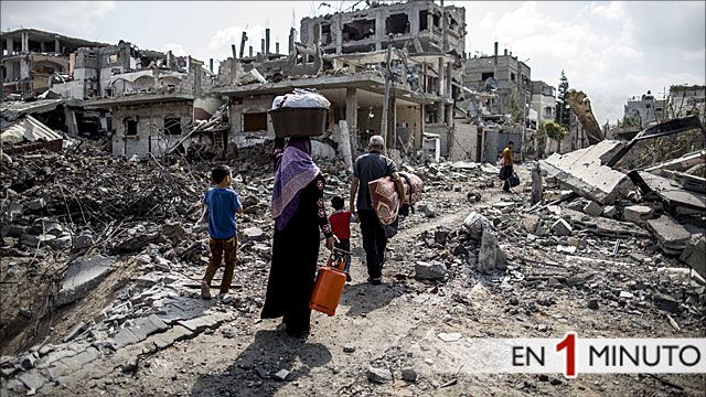 Familia en Gaza camina entre los escombros