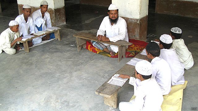 सरावा के मदरसे में पढ़ते बच्चे