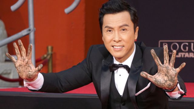 香港演员甄子丹在好莱坞星光大道留手印