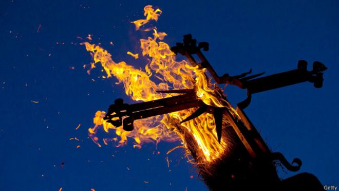 La quema de la cruz durante el festival religioso de Los Escobazos en España