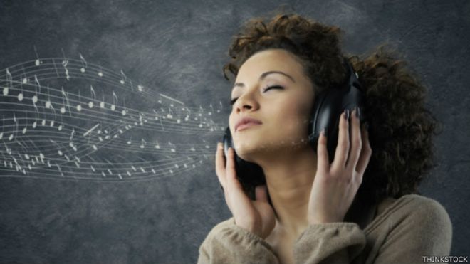 Una joven disfrutando de la música