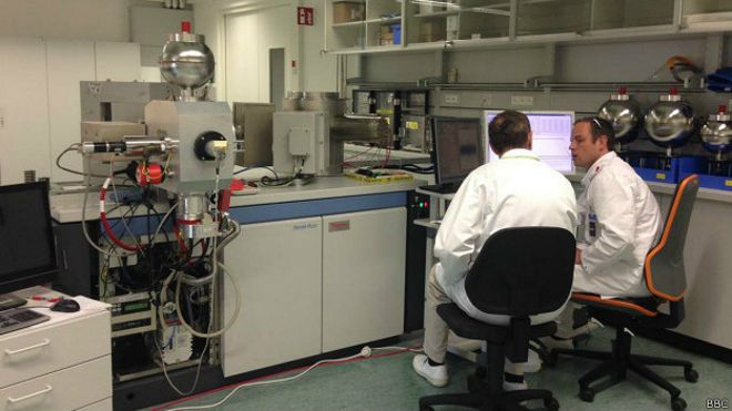 Técnicos del OIEA en el laboratorio de Seibersdorf en Viena