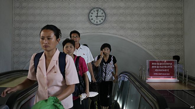 Imagen de 2014 de usuarios del metro de Pyongyang