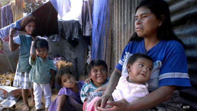 Familia en Guatemala, afectada por la prolongada sequía. 