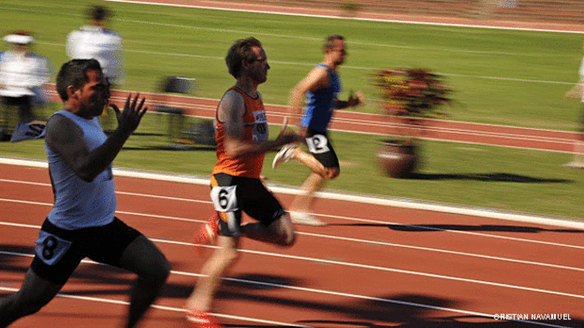 Cristian Navamuel compitiendo (de blanco).