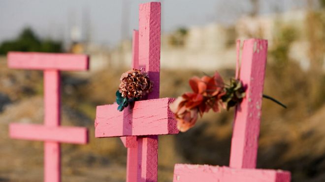 Cruces rosas por los feminicidios en México (archivo)