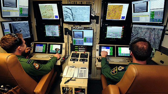 Piloto frente a una estación de control de un sistema aéreo piloteado a la distancia