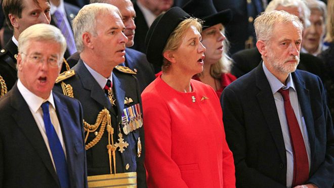 Jeremy Corbyn, der., durante un acto en la catedral de San Pablo el 15 de setiembre
