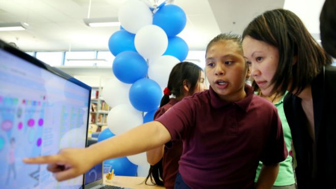Niña con computadora