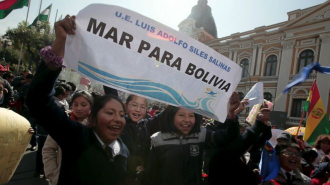 Bolivianos celebrando declaración de La Haya