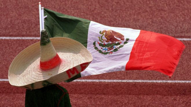 Sombrero mexicano y la bandera de México