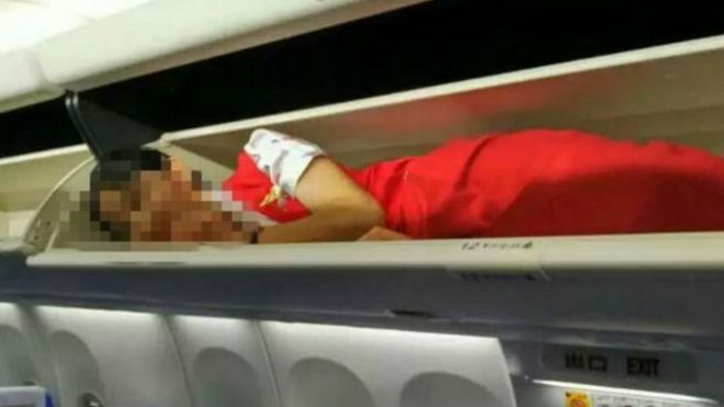 Azafata china encerrada en el maletero del avión