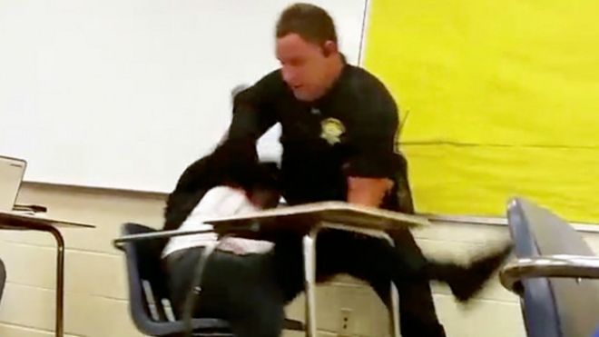 Imagen del momento en el que el agente Fields se enfrenta a la estudiante
