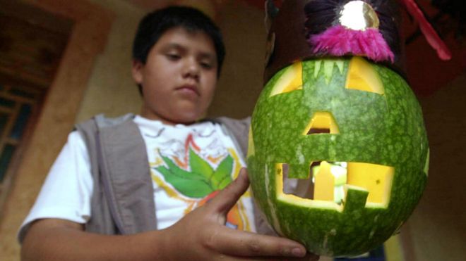 Un niño mexicano con una calabaza
