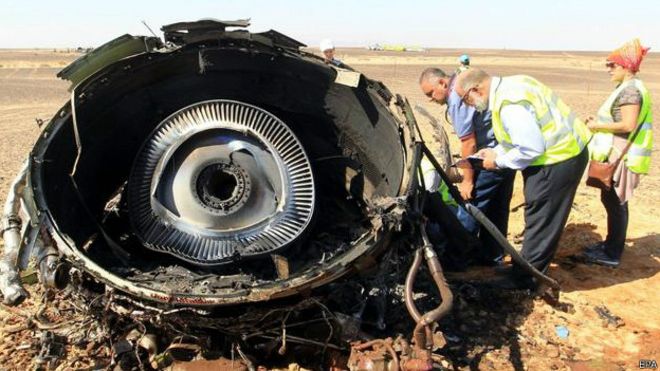 Investigadores inspeccionan los restos del fuselaje 