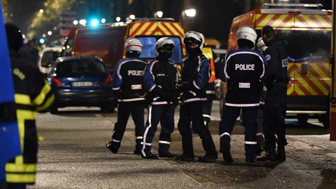 La policía cerró todos los accesos a la zona en la que se produjo la toma de rehenes.