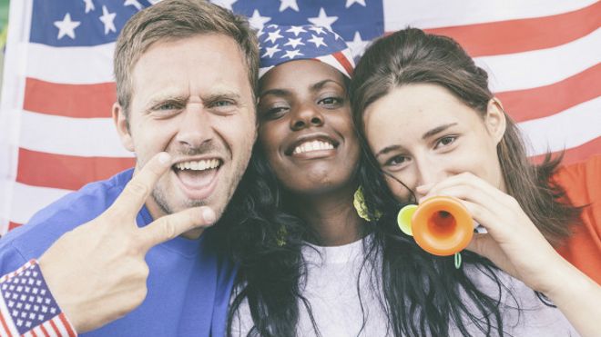 Jovenes con bandera de Estados Unidos
