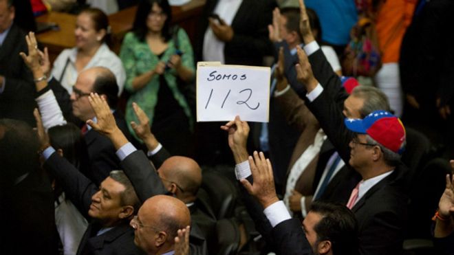 Cartel de 112 diputados
