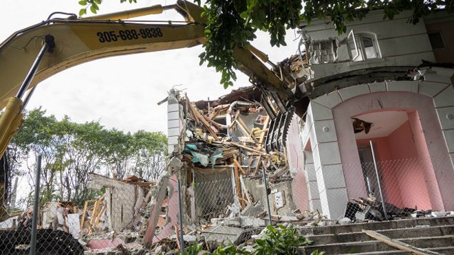 La antigua casa de Pablo Escobar siendo derribada