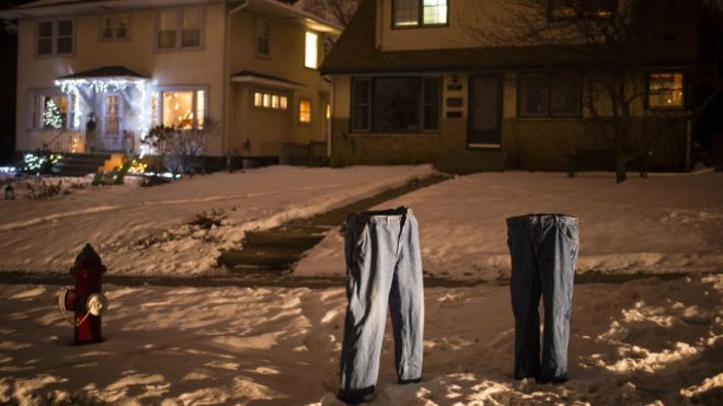 Dos pantalones sobre la nieve