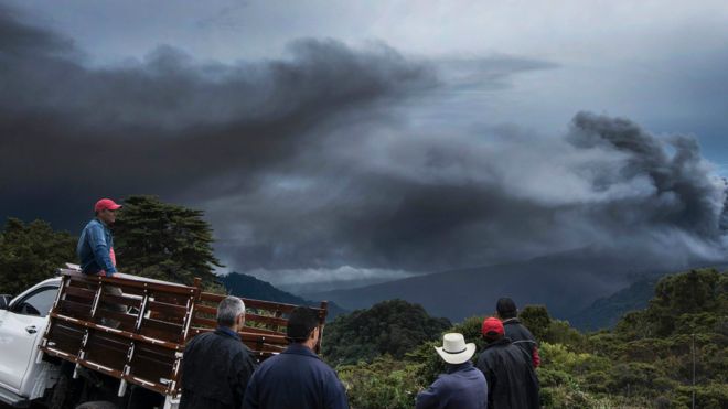 Comunidades en el este de San José como Montes de Oca, Goicoechea y Coronado, así como la capital misma, se vieron afectadas por la caída de ceniza volcánica.