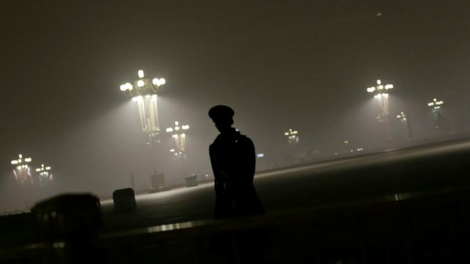 11月4日，一名辅警在在天安门广场执勤。